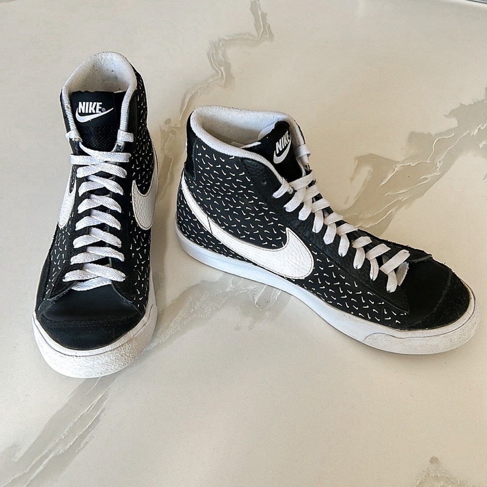 Nike Blazer Mid 77 Black and White Swoosh Print Sneakers Big Kids Sz 6Y Youth